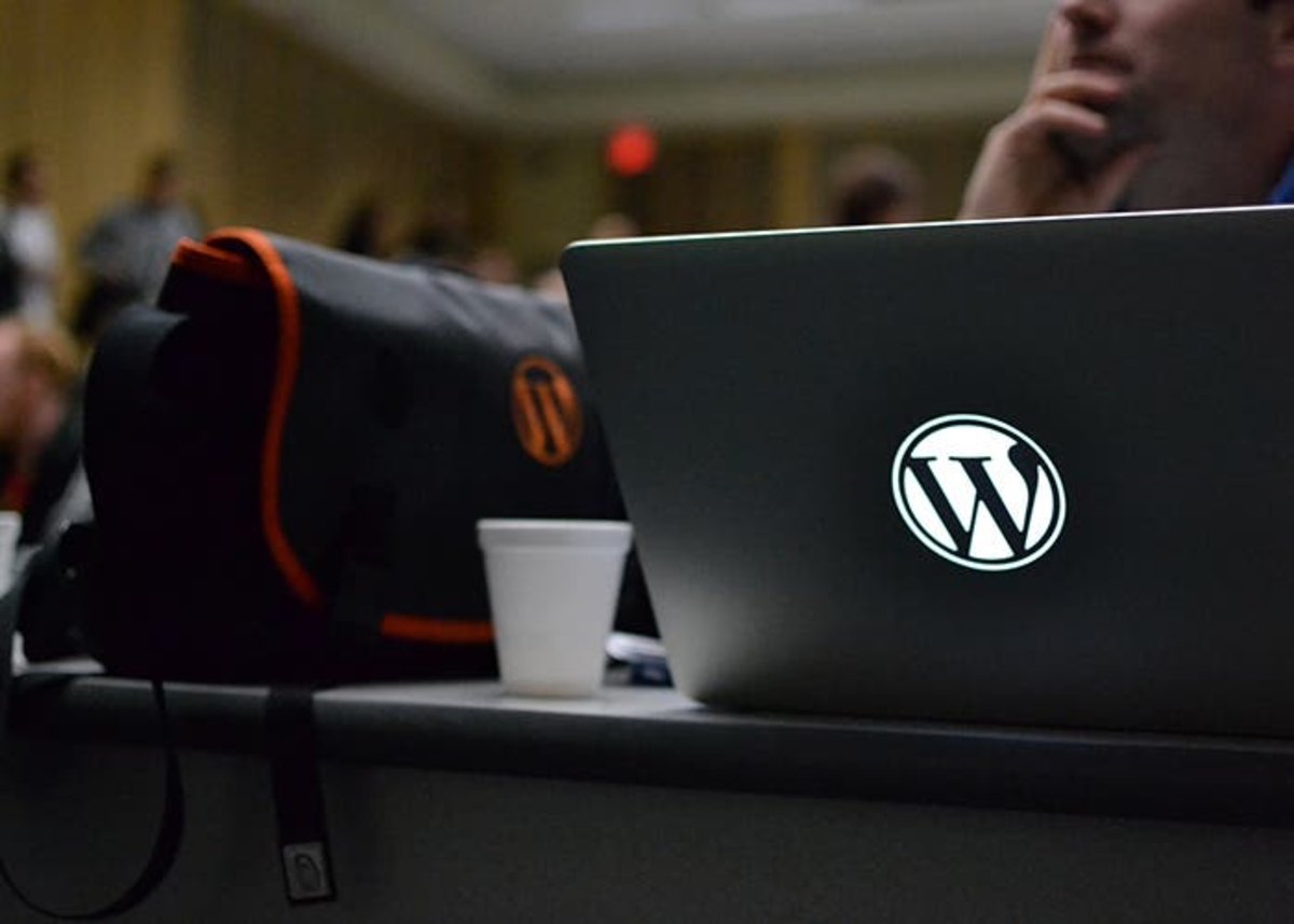 Logo de WordPress en un MacBook